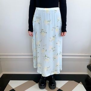 Vintage Rena Rowan 100% silk floral midi skirt. 🩵